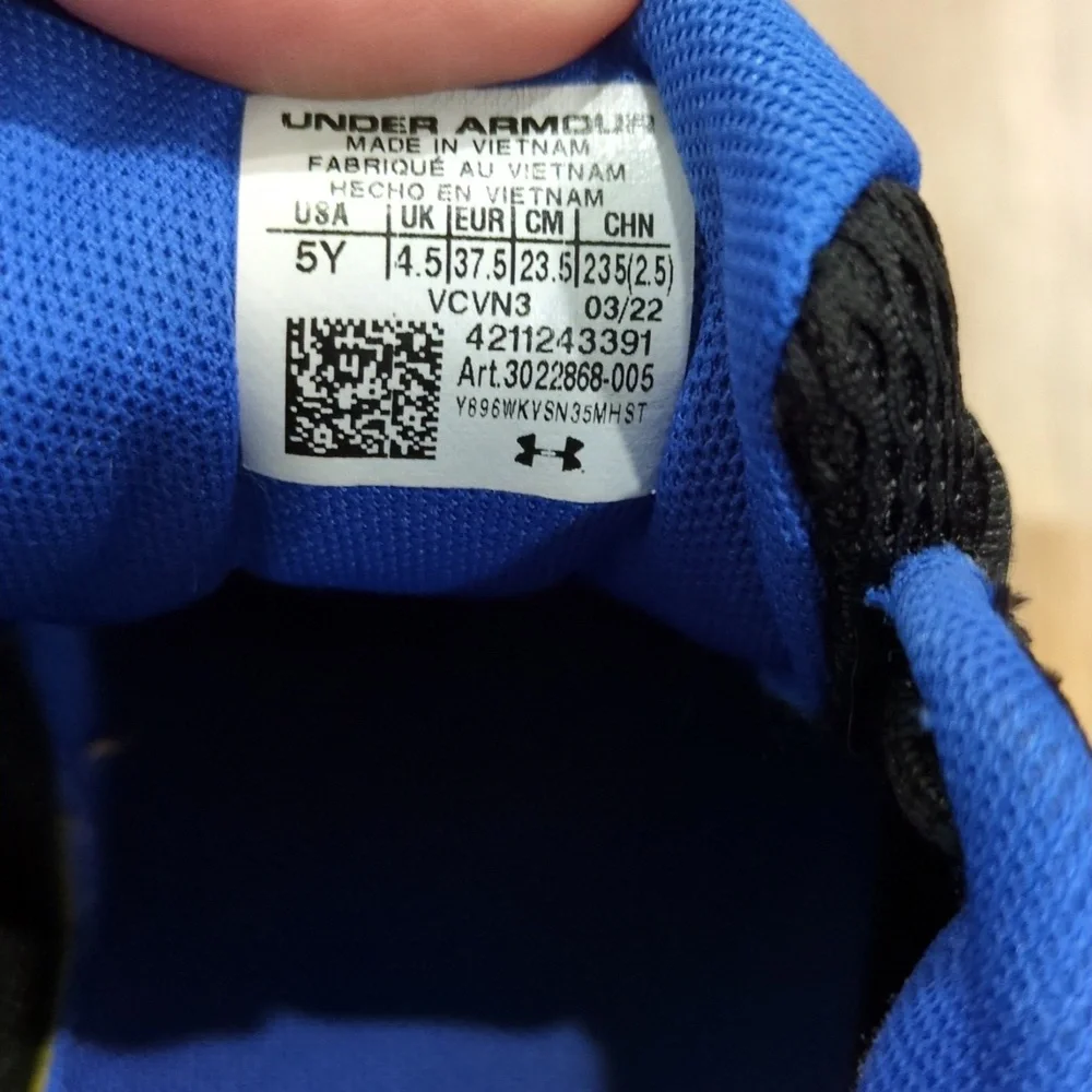 Under Armour Charged Rogue Black and Blue Athletic Shoes Youth 5Y